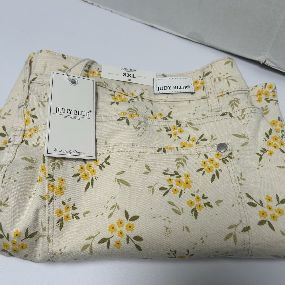Judy Blue NWT Mid-Rise Floral Print Ecru Jean Denim Short Size 3XL Style #150090